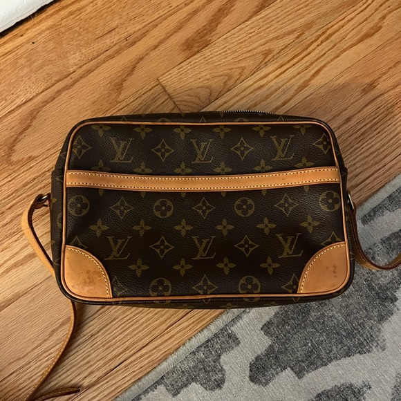 LOUIS VUITTON Authentic Louis Vuitton Monogram Canvas Trocadero 27 Bag - Picture 13 of 17